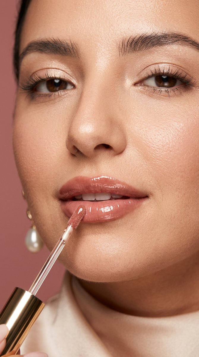 Editorial Macro Lipstick Campaign with Rose-Nude Glossy Lips AI image prompt example